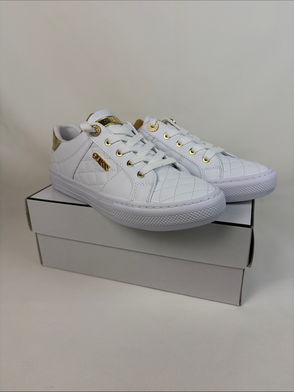 GUESS Women's Loven Casual Lace-Up Sneakers White Gold New in Box